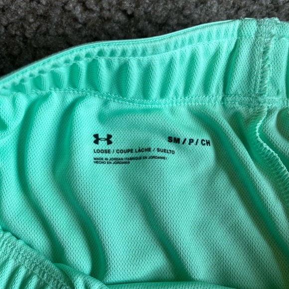 Under Armour loose workout shorts - Picture 4 of 6